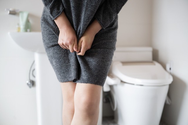 Thường xuyên mặc quần áo và uống nước kiểu này, người phụ nữ 42 tuổi đối mặt với tình trạng viêm đường tiết niệu- Ảnh 2.