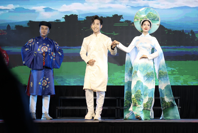 Khách Tây bất ngờ khi trải nghiệm show diễn văn hóa Việt giữa không gian giải trí đêm ở vùng biển tuyệt đẹp- Ảnh 4.