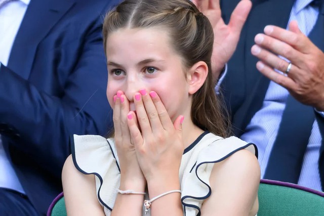 Chiếc vòng tay của Công chúa Charlotte tại Wimbledon gây sốt MXH: 3 mặt charm đặc biệt, ẩn ý hoàng gia đầy bất ngờ- Ảnh 2.