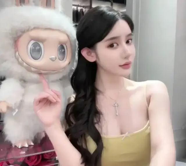 Nữ streamer nhảy "bay cả filter", lộ nguyên hình trên live khiến người xem hoảng hồn- Ảnh 1.