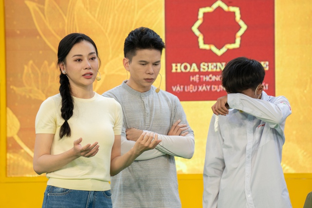 Bà xã shark Bình - diễn viên Phương Oanh bật khóc kể về biến cố năm 15 tuổi - Ảnh 1.