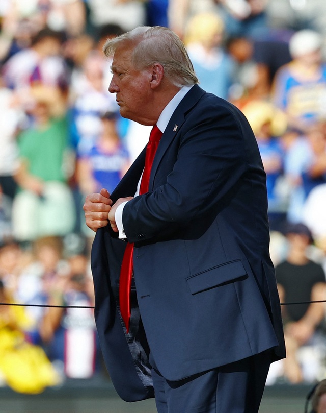 Ông Donald Trump lại gây chú ý với khoảnh khắc tại FIFA Club World Cup 2025- Ảnh 1. Ông Donald Trump lại gây chú ý với khoảnh khắc tại FIFA Club World Cup 2025- Ảnh 1.