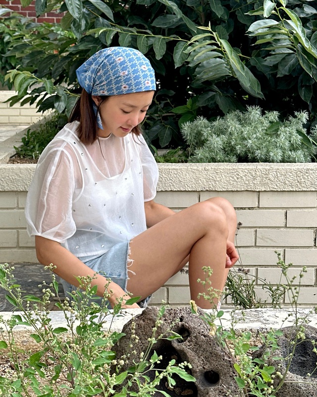 10 cách mặc đồ ngắn cực sang chảnh giúp phụ nữ trên 40 tuổi tránh sự nhàm chán trong phong cách- Ảnh 7.