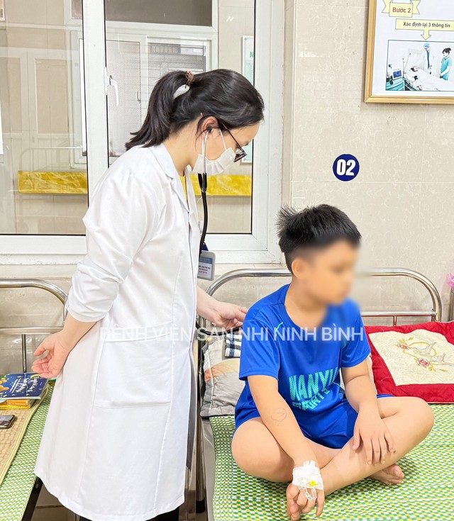 Ninh Bình: 2 trẻ nhập viện nghi do ngộ độc khí trong ô tô sau 1 giờ trên xe- Ảnh 2.