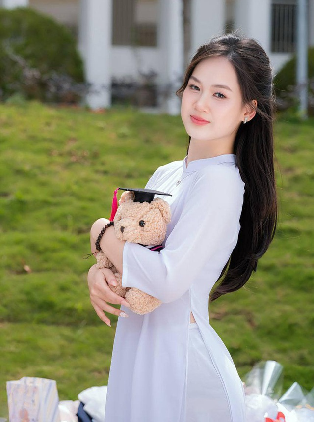 Sốc trước "visual" của nữ thủ khoa đạt 30 điểm tuyệt đối Toán, Lý, Hóa: Người đâu đã xinh như tiên còn giỏi thế này- Ảnh 1. Sốc trước "visual" của nữ thủ khoa đạt 30 điểm tuyệt đối Toán, Lý, Hóa: Người đâu đã xinh như tiên còn giỏi thế này- Ảnh 1.