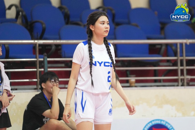 Ái nữ nhà MC Quyền Linh chiếm spotlight trên sân bóng rổ: Nhan sắc “cam thường” có đỉnh như ảnh tự đăng?- Ảnh 4.