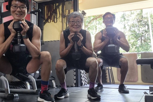 Bà ngoại 79 tuổi khỏe hơn người bằng nửa tuổi mình: Nâng tạ đơn giản như đi dạo công viên, kéo xà 7,5kg nhẹ nhàng- Ảnh 1.