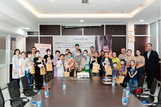 50 nụ cười trọn vẹn được trao cho trẻ em dị tật hàm mặt tại TP.HCM- Ảnh 1.