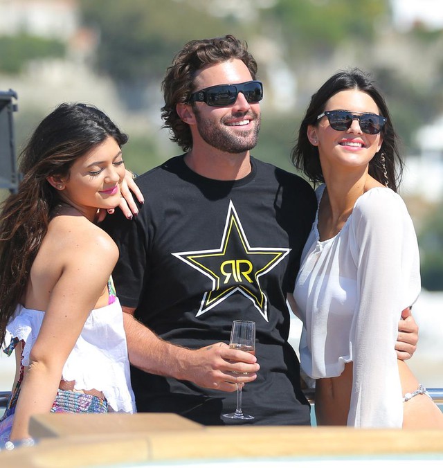 Drama Kylie - Kendall Jenner đu bám tỷ phú bỏ mặc người nhà: Bóc trần sự thật đằng sau- Ảnh 3. Drama Kylie - Kendall Jenner đu bám tỷ phú bỏ mặc người nhà: Bóc trần sự thật đằng sau- Ảnh 3.