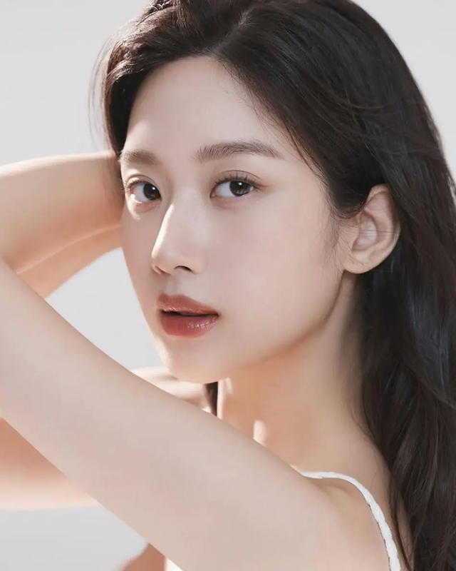 Moon Ga Young gây chú ý trong phim mới "Luật sư phường Seocho": 6 bí quyết để khuôn mặt thanh tú, vóc dáng thon thả- Ảnh 2.