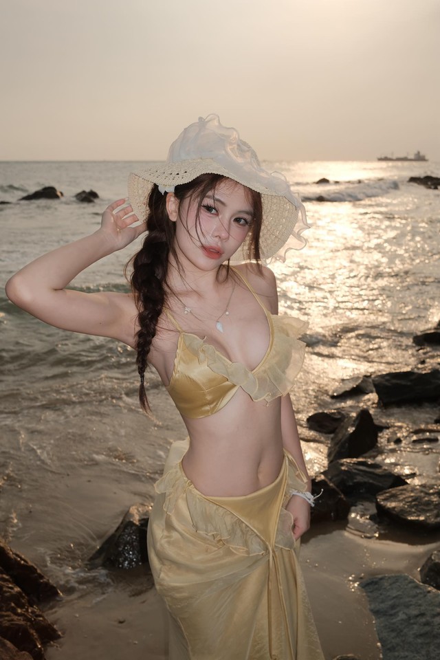 Võ Nữ Ngân Hà tiếp tục xả suộc "beach bum" nóng bỏng, fan nam có thể "lụy" đến hè năm sau- Ảnh 15. Võ Nữ Ngân Hà tiếp tục xả suộc "beach bum" nóng bỏng, fan nam có thể "lụy" đến hè năm sau- Ảnh 15.