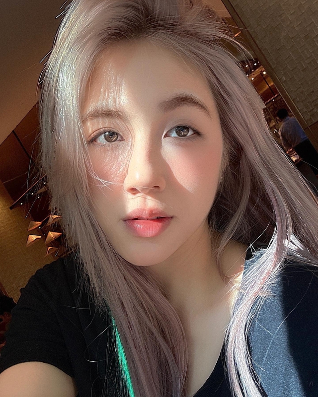 Đăng ảnh kề má thân mật với hot girl nóng bỏng, nam streamer khiến CĐM ghen tị- Ảnh 2. Đăng ảnh kề má thân mật với hot girl nóng bỏng, nam streamer khiến CĐM ghen tị- Ảnh 2.