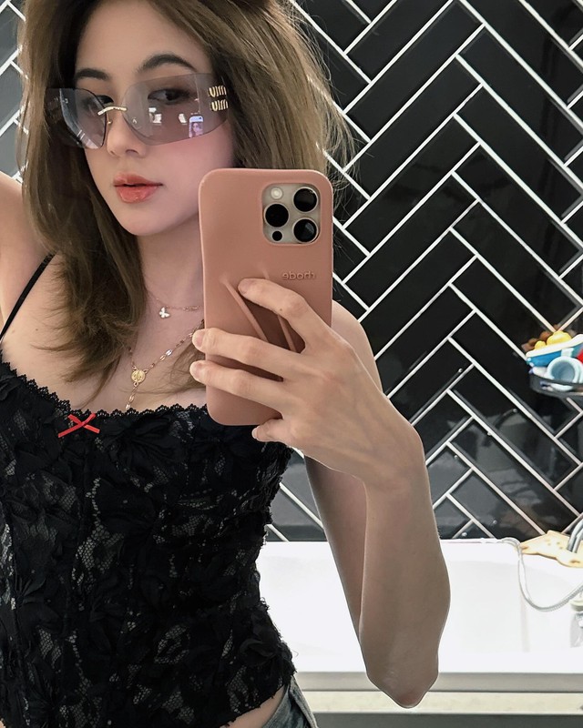 Đăng ảnh kề má thân mật với hot girl nóng bỏng, nam streamer khiến CĐM ghen tị- Ảnh 7. Đăng ảnh kề má thân mật với hot girl nóng bỏng, nam streamer khiến CĐM ghen tị- Ảnh 7.