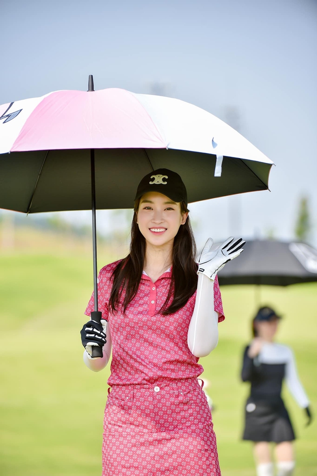 Đỗ Mỹ Linh khoe ảnh chơi môn thể thao quý tộc, nắng gắt cũng không làm lu mờ khí chất "dâu hào môn"- Ảnh 4.