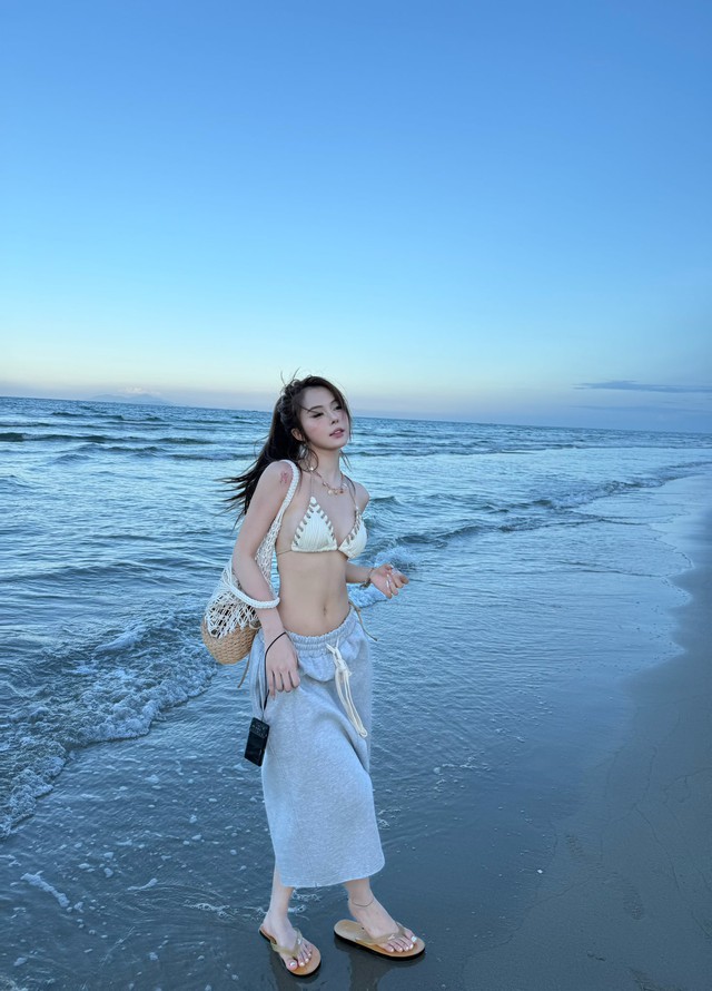 Võ Nữ Ngân Hà tiếp tục xả suộc "beach bum" nóng bỏng, fan nam có thể "lụy" đến hè năm sau- Ảnh 6. Võ Nữ Ngân Hà tiếp tục xả suộc "beach bum" nóng bỏng, fan nam có thể "lụy" đến hè năm sau- Ảnh 6.