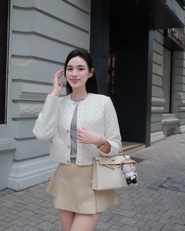 Bắt gặp bạn trai thiếu gia Hoa hậu Đỗ Hà hộ tống mẹ vợ tương lai, có 1 hành động nhằm né sự chú ý- Ảnh 6.