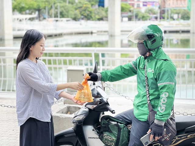 GrabMart giờ ship gấp cả đồ y tế, chăm sóc cá nhân và đồ ăn vặt- Ảnh 1.