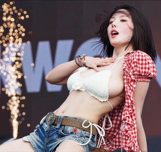 Cosplay nữ thần Waterbomb đang viral, "phú bà" Arisa Nguyễn khiến người xem "chết lặng"- Ảnh 1. Cosplay nữ thần Waterbomb đang viral, "phú bà" Arisa Nguyễn khiến người xem "chết lặng"- Ảnh 1.