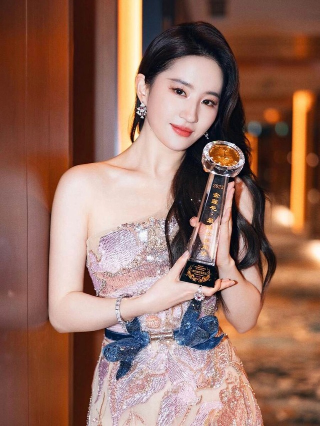37 tuổi, Lưu Diệc Phi rũ bỏ hình tượng “thần tiên tỷ tỷ”, bước vào vai diễn gai góc nhất sự nghiệp- Ảnh 3.