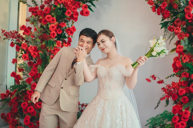 "Ronaldo Việt Nam" cưới vợ, visual cô dâu sáng bừng, dàn cầu thủ Xuân Trường, Tiến Dũng chúc mừng- Ảnh 1.