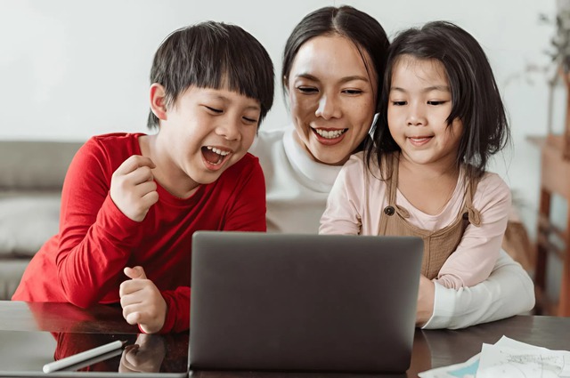 Nhiều cha mẹ không biết nên mua laptop hay iPad cho con học thì hợp lý hơn: Xem bảng so sánh dưới đây để quyết!- Ảnh 1.