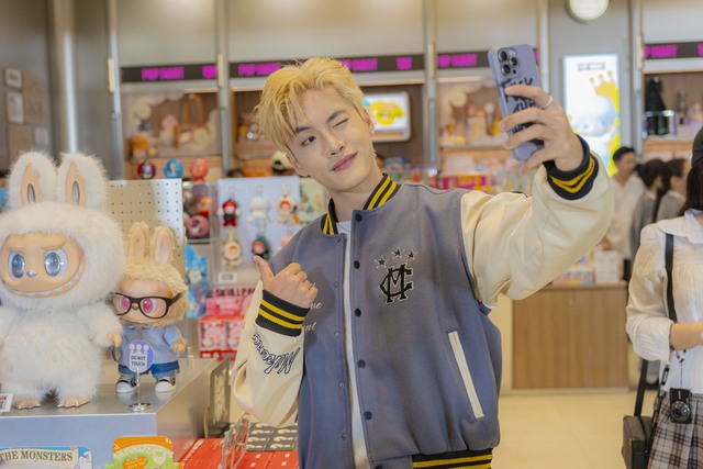 Dàn sao trẻ “đổ bộ” khai trương POP MART Vạn Hạnh Mall: S.T Sơn Thạch, Nicky hội ngộ, fan xếp hàng dài check-in- Ảnh 2.