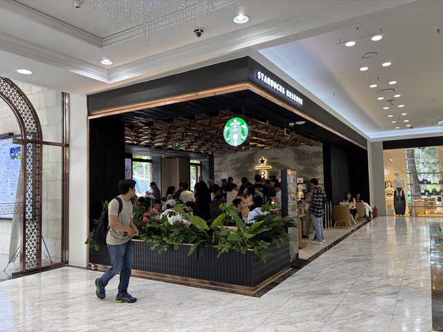 Cảnh tượng bất ngờ xảy ra trong ngày khai trương Starbucks mới sau khi từ bỏ mặt bằng cũ gần 1 tỷ/tháng- Ảnh 1.