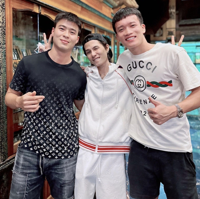 Jack thân thiết thế nào mà “quẩy” tưng bừng ở đám cưới Quang Hải, đi chơi riêng với Duy Mạnh, Hoàng Đức?- Ảnh 3.