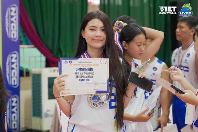 Hạt Dẻ nhà MC Quyền Linh khoe giải thưởng, visual sáng bừng trên sân bóng rổ, thái độ với bạn bè mới gây chú ý- Ảnh 3.