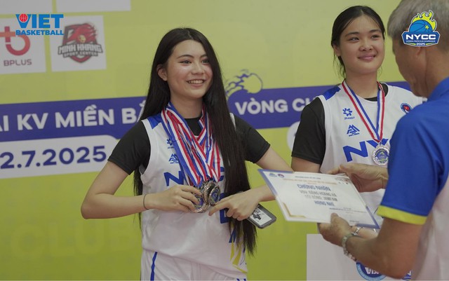 Hạt Dẻ nhà MC Quyền Linh khoe giải thưởng, visual sáng bừng trên sân bóng rổ, thái độ với bạn bè mới gây chú ý- Ảnh 4.