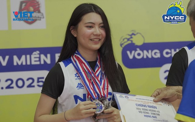 Hạt Dẻ nhà MC Quyền Linh khoe giải thưởng, visual sáng bừng trên sân bóng rổ, thái độ với bạn bè mới gây chú ý- Ảnh 5.