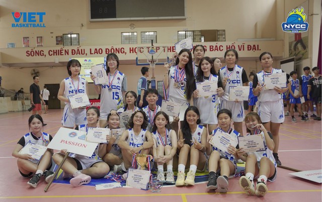 Hạt Dẻ nhà MC Quyền Linh khoe giải thưởng, visual sáng bừng trên sân bóng rổ, thái độ với bạn bè mới gây chú ý- Ảnh 2.