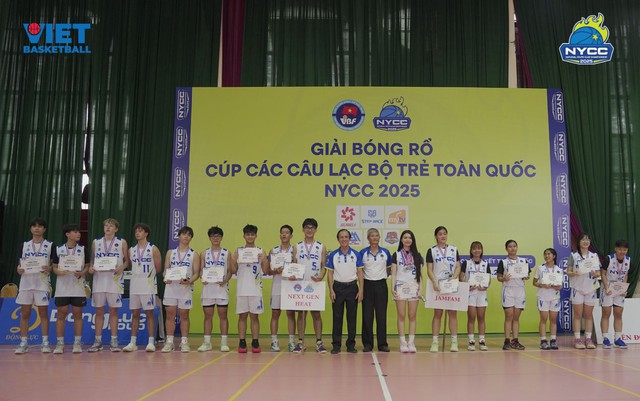 Hạt Dẻ nhà MC Quyền Linh khoe giải thưởng, visual sáng bừng trên sân bóng rổ, thái độ với bạn bè mới gây chú ý- Ảnh 1.