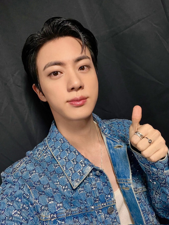 Đến lượt Jin (BTS) tái hiện màn kiss cam tai tiếng toàn cầu: "CEO ngoại tình" đây rồi, mà sao "cô HR" thì lạ lắm?- Ảnh 5.
