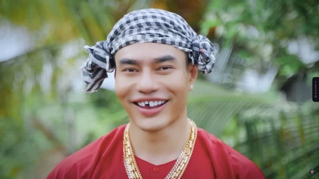 Video Lê Dương Bảo Lâm hoảng loạn vì bị fan nữ quá khích nhào tới tiếp cận- Ảnh 3.