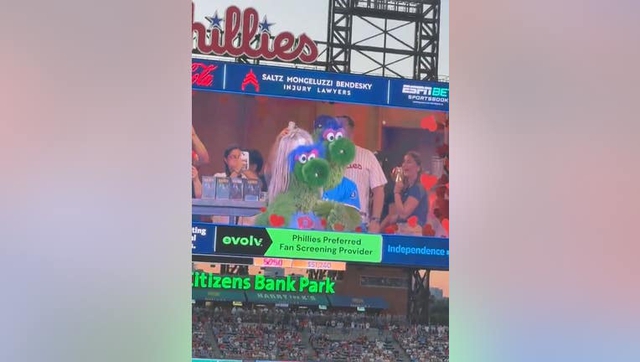Cú "kiss cam" bắt gian tại trận Mascot Phillies giữa sân vận động, bối rối ngượng ngùng khi bị phát hiện- Ảnh 1. Cú "kiss cam" bắt gian tại trận Mascot Phillies giữa sân vận động, bối rối ngượng ngùng khi bị phát hiện- Ảnh 1.