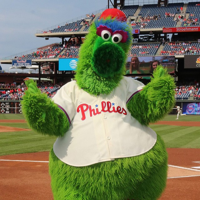 Cú "kiss cam" bắt gian tại trận Mascot Phillies giữa sân vận động, bối rối ngượng ngùng khi bị phát hiện- Ảnh 3. Cú "kiss cam" bắt gian tại trận Mascot Phillies giữa sân vận động, bối rối ngượng ngùng khi bị phát hiện- Ảnh 3.