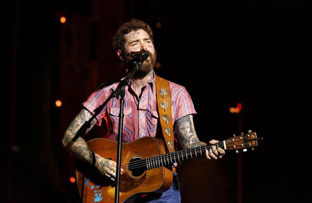 Nam ca sĩ ngã sập sân khấu vì “quá chén”, nhớ lại tai nạn concert cũ còn nghiêm trọng gấp bội- Ảnh 1.
