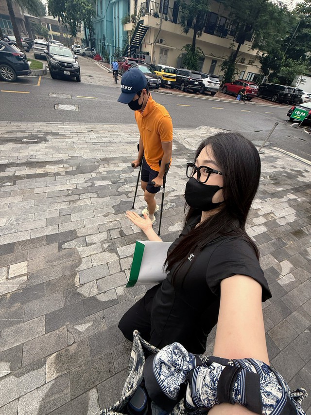 Diễn viên Bình An chấn thương nặng do đá bóng, thái độ của Á hậu Phương Nga gây chú ý- Ảnh 1.