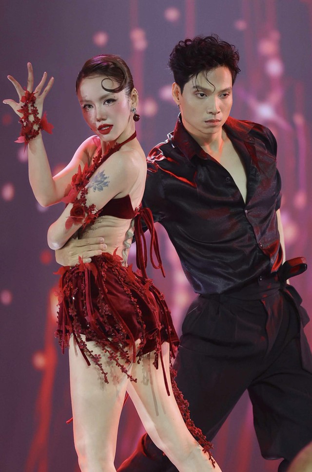 Chưa bao giờ thấy Bích Phương và Phương Ly nhảy sexy táo bạo cỡ này, Andree và Tăng Duy Tân chắc đang toát mồ hôi!- Ảnh 12.