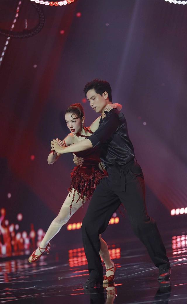 Chưa bao giờ thấy Bích Phương và Phương Ly nhảy sexy táo bạo cỡ này, Andree và Tăng Duy Tân chắc đang toát mồ hôi!- Ảnh 14.