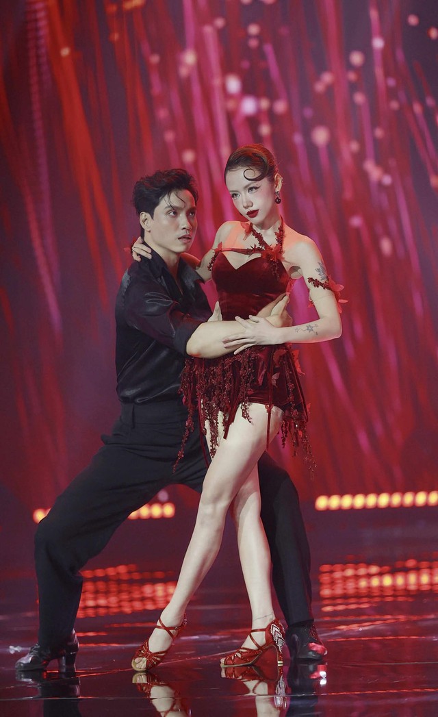 Chưa bao giờ thấy Bích Phương và Phương Ly nhảy sexy táo bạo cỡ này, Andree và Tăng Duy Tân chắc đang toát mồ hôi!- Ảnh 13.