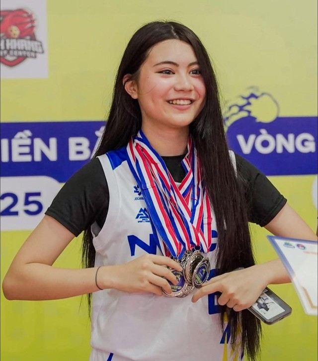 Xem Hạt Dẻ nhà MC Quyền Linh chơi bóng rổ: Chẳng còn hình tượng nàng thơ nhưng vẫn cuốn vô cùng!- Ảnh 8.
