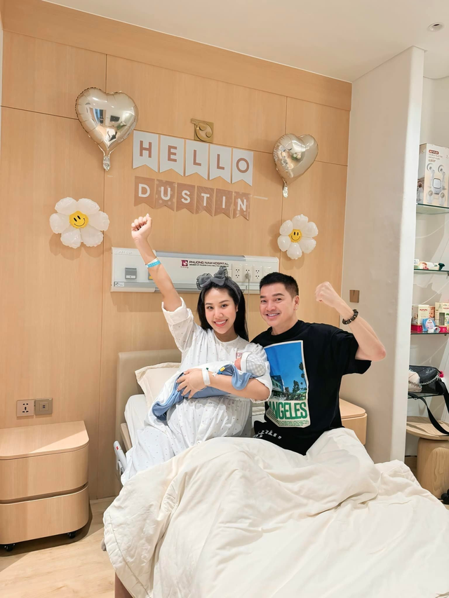 Biểu cảm của MC Vân Hugo trong talkshow với bạn gái kém 37 tuổi của nghệ sĩ Quang Minh gây xôn xao- Ảnh 4.