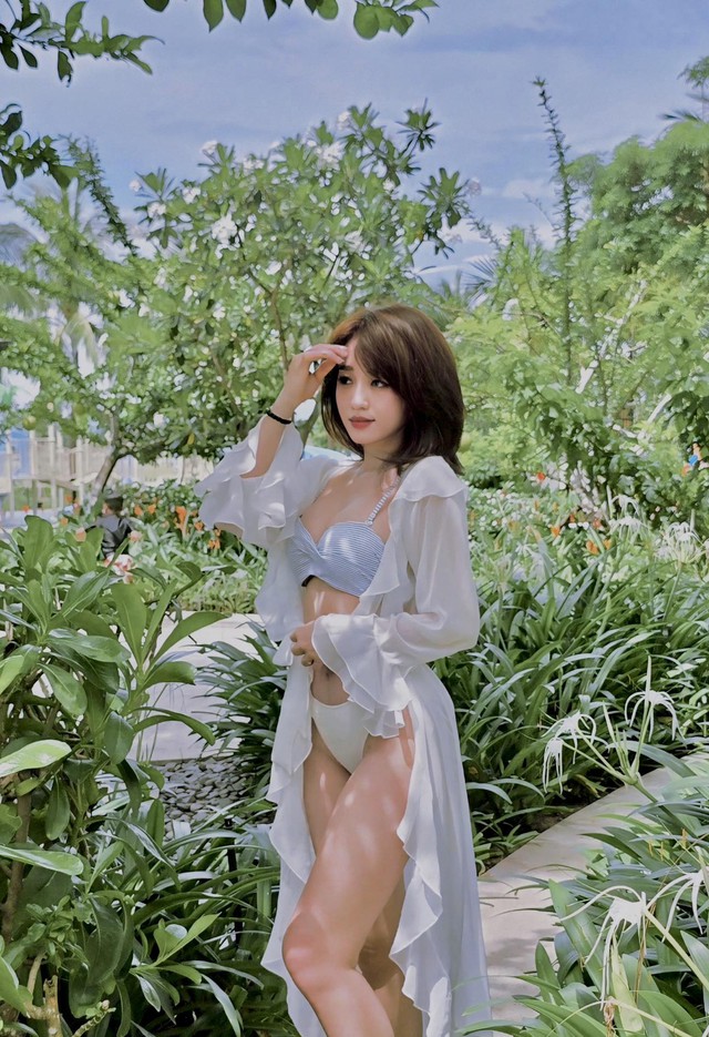 "Bỏng mắt" với những shoot hình thả dáng của nàng "banker" hot nhất cõi mạng- Ảnh 4. "Bỏng mắt" với những shoot hình thả dáng của nàng "banker" hot nhất cõi mạng- Ảnh 4.