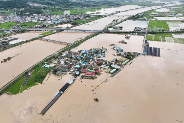 Toàn cảnh lũ lụt kinh hoàng ở Hàn Quốc: "Mặt đất đột nhiên sụt xuống, nước dâng lên đến tận cổ"- Ảnh 4.