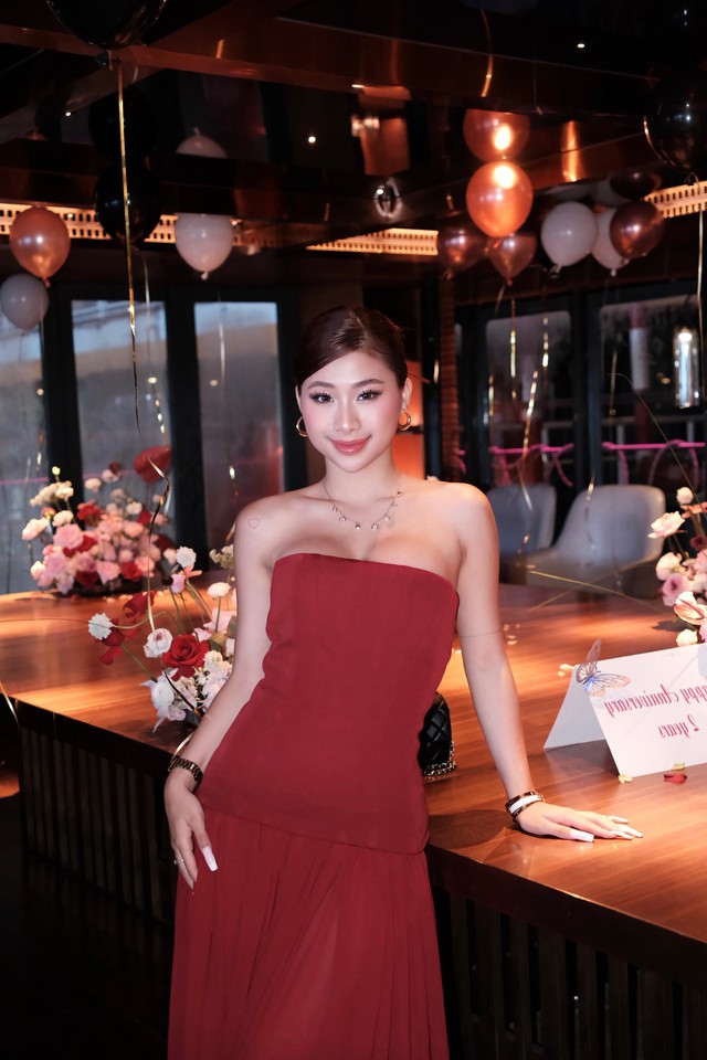 Louis Phạm diện váy bó sát sexy bên bạn trai Việt kiều, dân tình đỏ mặt vì "bàn tay hư" của anh chàng- Ảnh 3.
