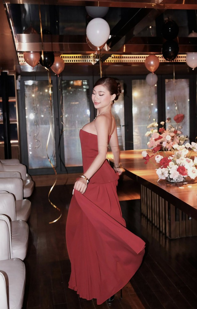 Louis Phạm diện váy bó sát sexy bên bạn trai Việt kiều, dân tình đỏ mặt vì "bàn tay hư" của anh chàng- Ảnh 5.