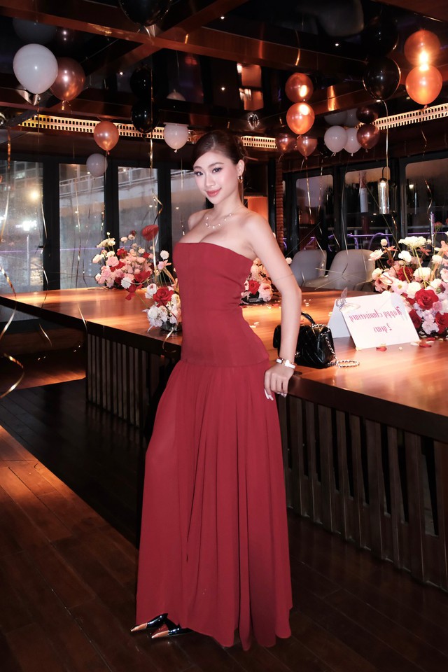Louis Phạm diện váy bó sát sexy bên bạn trai Việt kiều, dân tình đỏ mặt vì "bàn tay hư" của anh chàng- Ảnh 4.