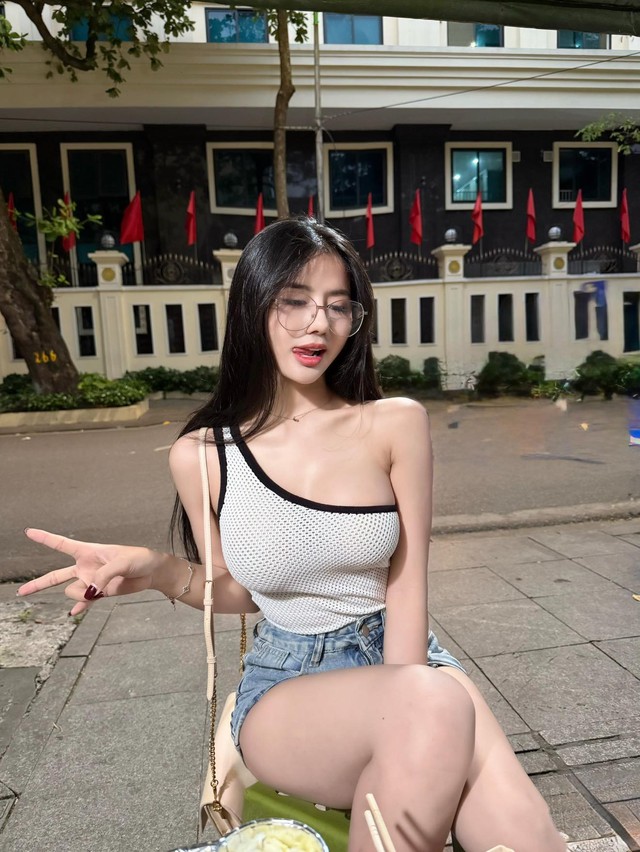 Diện bikini khoe dáng nuột, hot girl Nhung Lora khiến fan nam chỉ muốn "trầm mình" dưới sức hút khó cưỡng! - Ảnh 1.